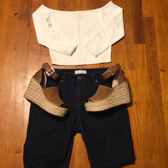 Hollister Tops - 💥FINAL PRICE💥 White off the shoulder croptop